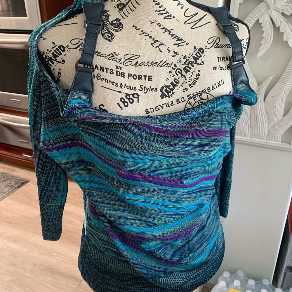 Cache Size Med cold shoulder top. - Picture 2 of 5